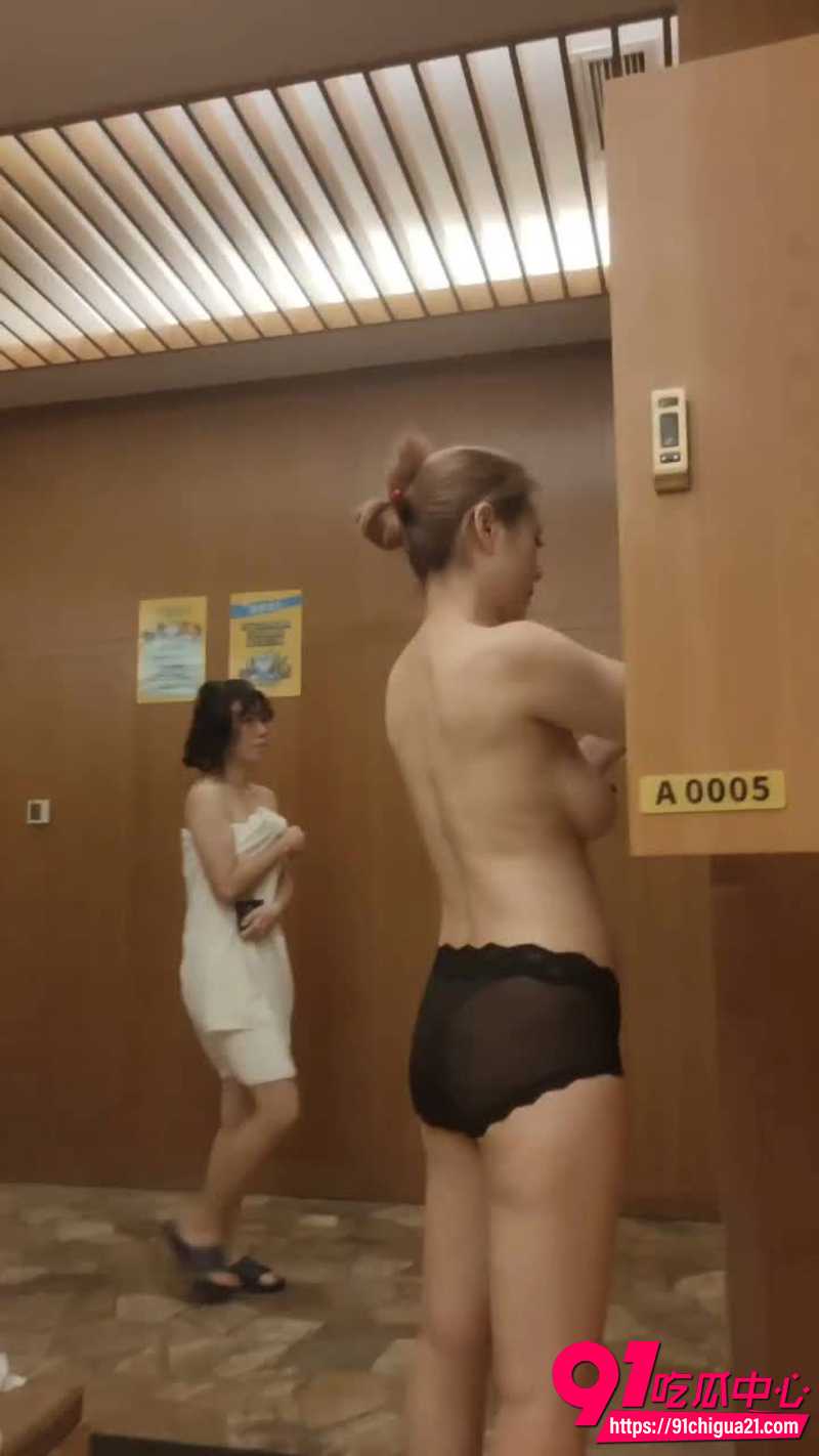 洗浴中心女更衣室偷拍 4