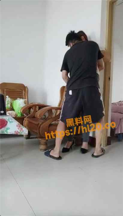 【全网疯求系列】江苏母子乱伦大戏 儿子精虫强奸后妈 后妈开始很抗拒 一插进骚逼 竟直接翻过来操儿子！！
