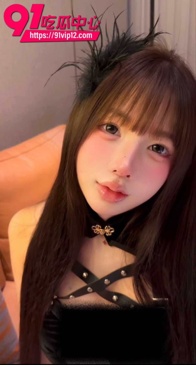 抖音163W粉丝女网红脸红甜 身穿粉色情趣内衣 在酒店跪拍定制自慰福利