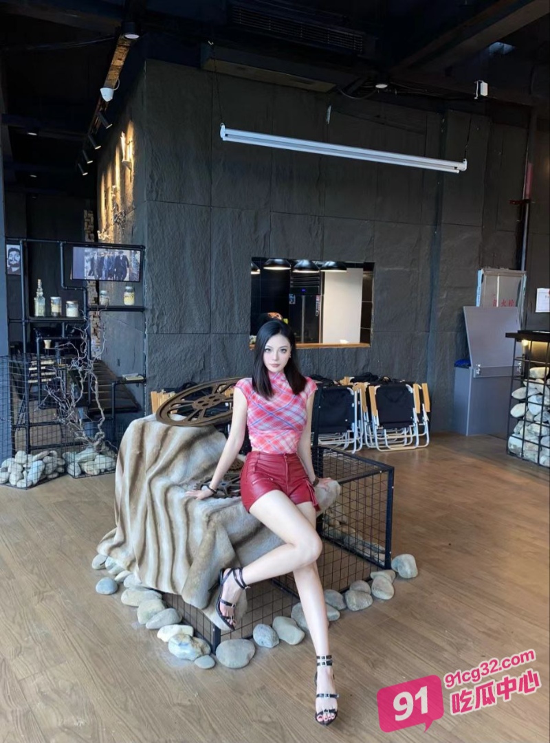 上海娇妻惠莹玉在家自慰被自己的霸总老公发现 霸总直接杀回家中爆干骚货！ 配图2