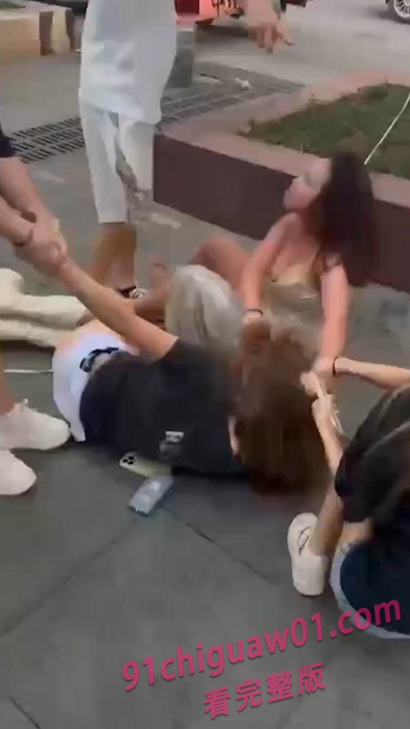 小仙女秒变战斗姐?街头冲突走光视频疯传全网