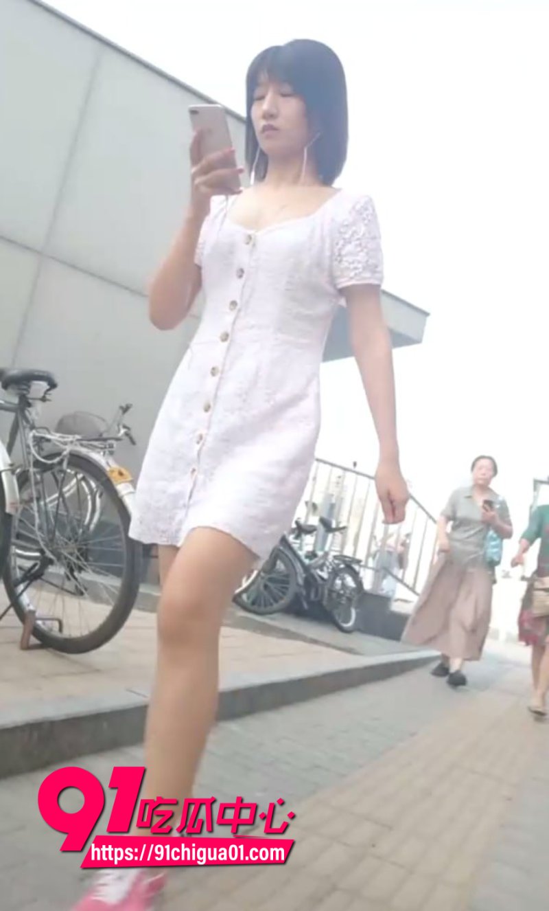 抄底大神户外极限偷拍 地铁站里的外国妞也难逃魔抓 纷纷被大神看了个精光