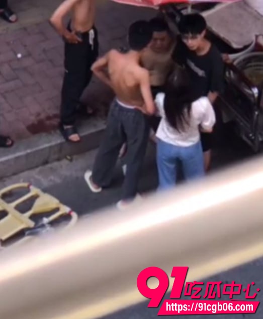 两个儿子抓老妈出轨3
