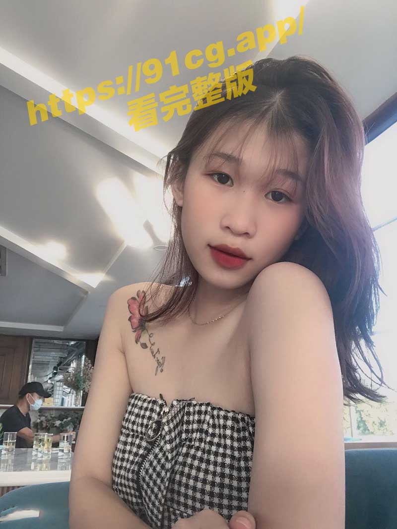 高颜值清纯反差婊 与男友性爱视频流出 全程完美露脸 粉嫩骚逼被猛烈抽插
