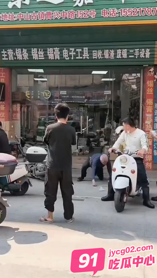 广东中山大爷街头pk外卖小哥 大爷：再年轻10岁就给你挂树上了！