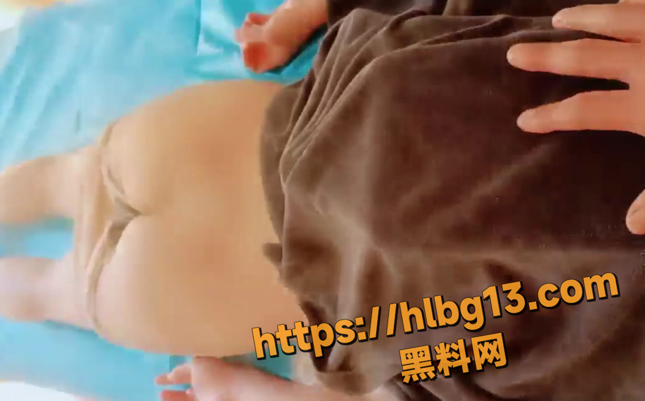 自称老中医的按摩师展示独特手法 美少妇在按摩中受不了直接潮喷 淫乱画面直击欲望