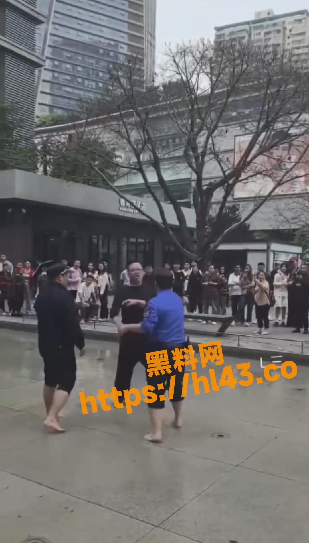 全网寻找陈洁 重庆观音桥步行街观景池 男子大声表白陈洁!