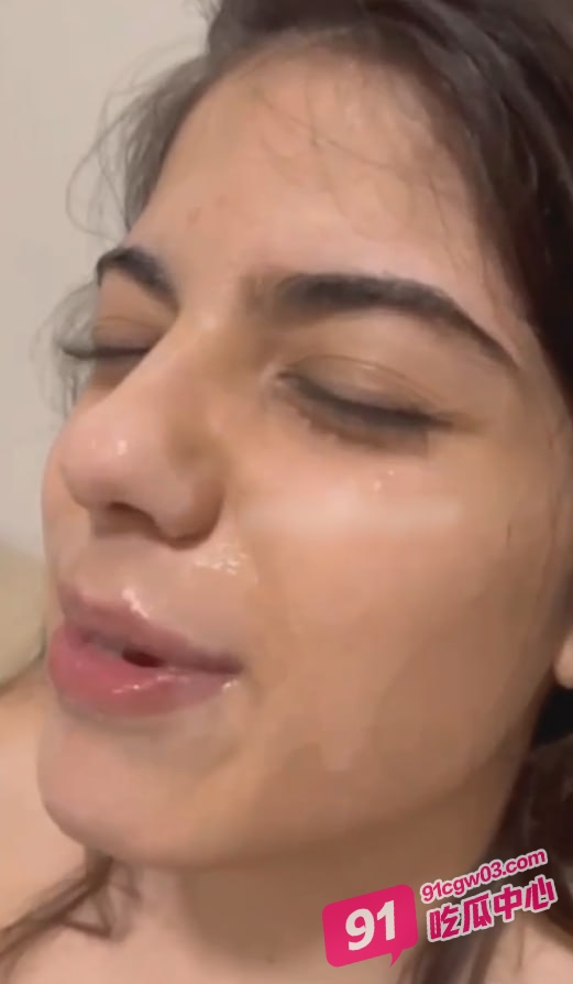 羡慕哭了！500斤大胖子被完美身材女友骑乘口爆 哥们儿全程躺平享受！ 配图4