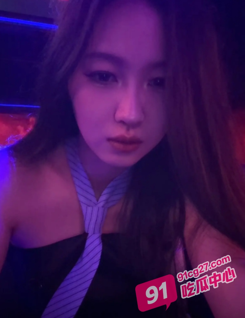 800块钱的快乐!小伙KTV包房被2小妹争着伺候 唱歌哪有双飞香 配图2