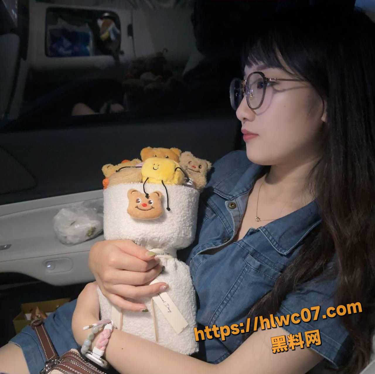 把女友让死党上插得打个冷颤 女友也主动地拿起死党的鸡巴开始抚摸 配图