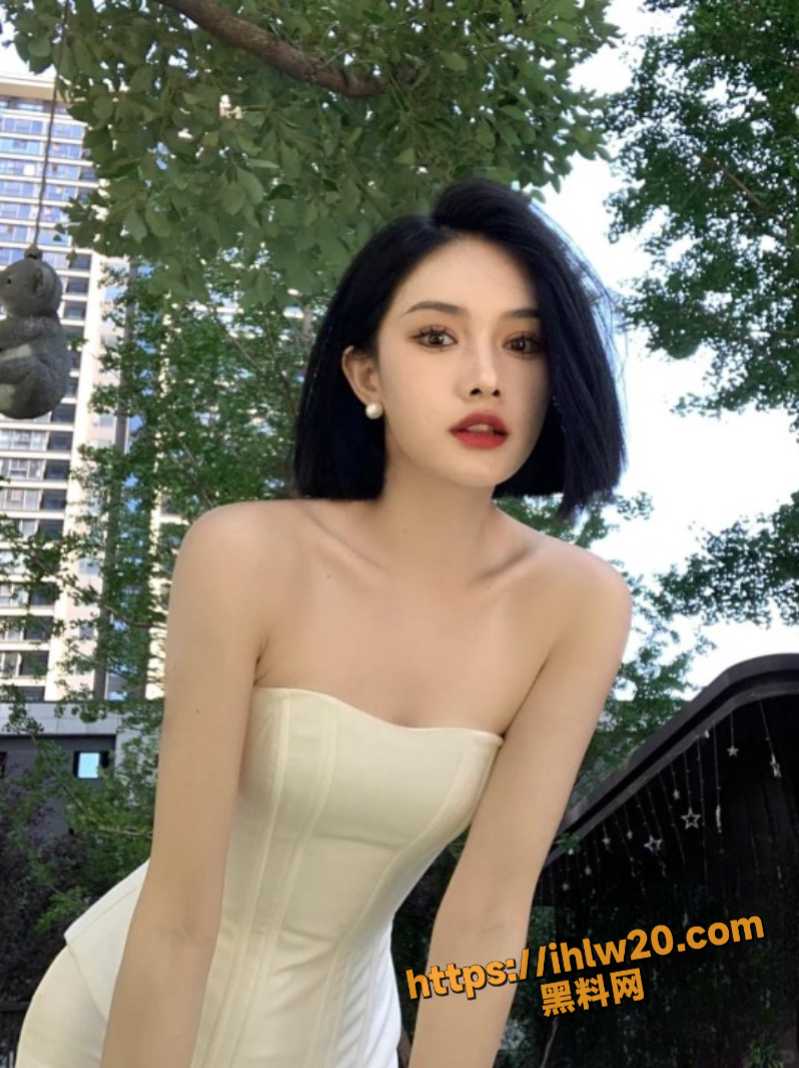 山东青岛一女子街头醉酒后被两人拉至路边强奸 女子被两男子前后夹鸡！
