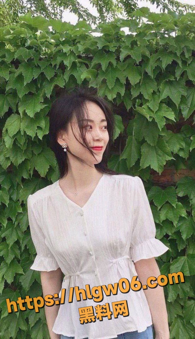 清纯御姐在万人求系列中彻底暴露反差本性，她为男友自扇耳光，羞辱中夹杂快感!