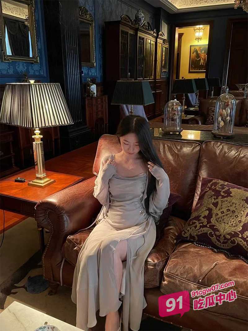 海角乱伦大神 忽悠白虎表妹乳交口交 光洁的嫩穴被浓稠精液染湿 最后还射在嘴里啦~