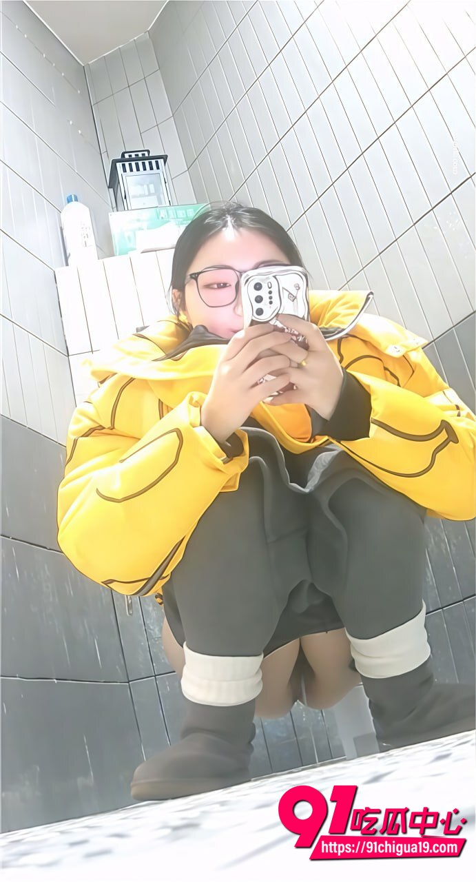 大神办公楼女厕偷拍合集4