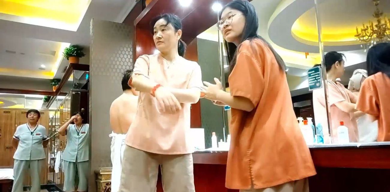 洗浴会所偷拍 少妇大厅当众掰开肥臀擦拭嫩穴 看得真得劲儿!