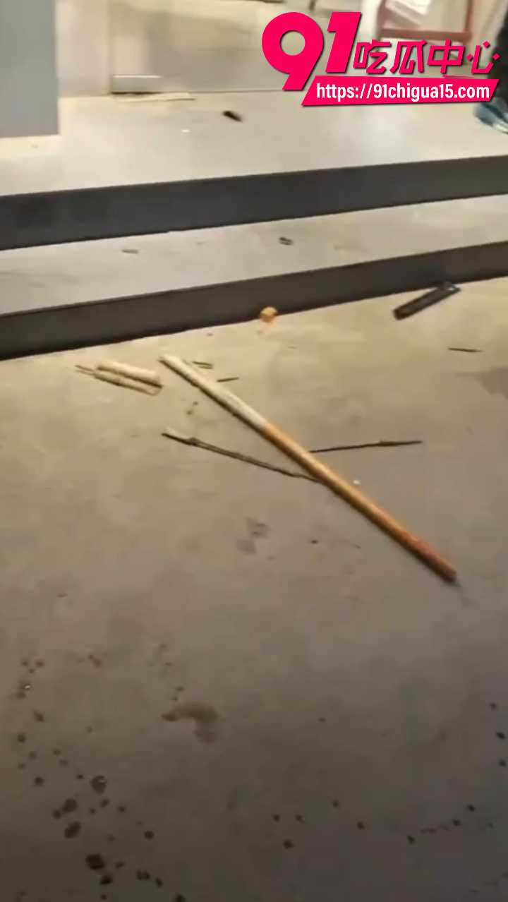 山东菏泽曹县精神小伙群殴白衣男10