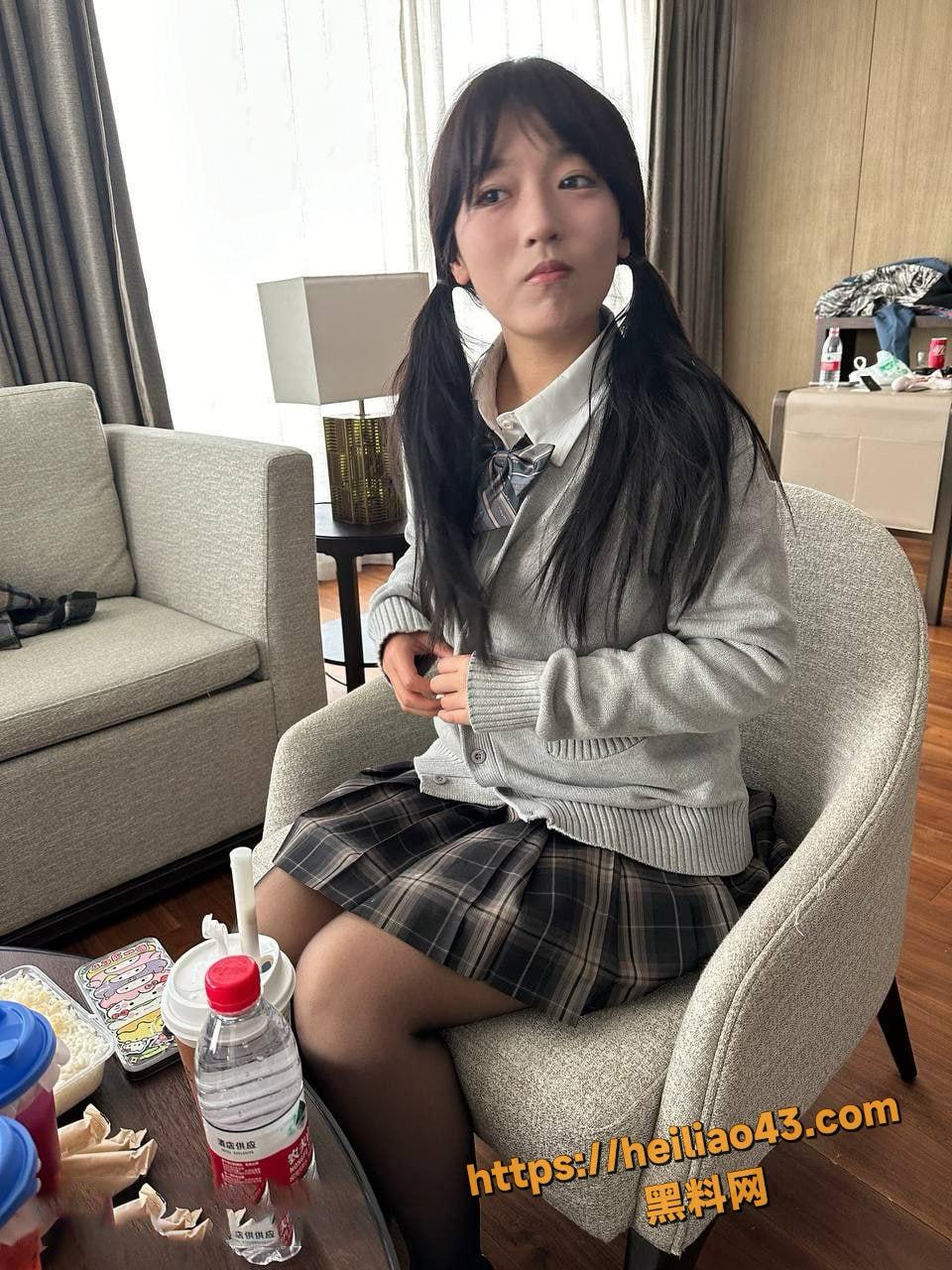 抖音爆火的马鞍山学院 冯欣果 群P不雅视频流出 傻白甜被众狼轮流暴操 1v4堪称反差母狗天花板！