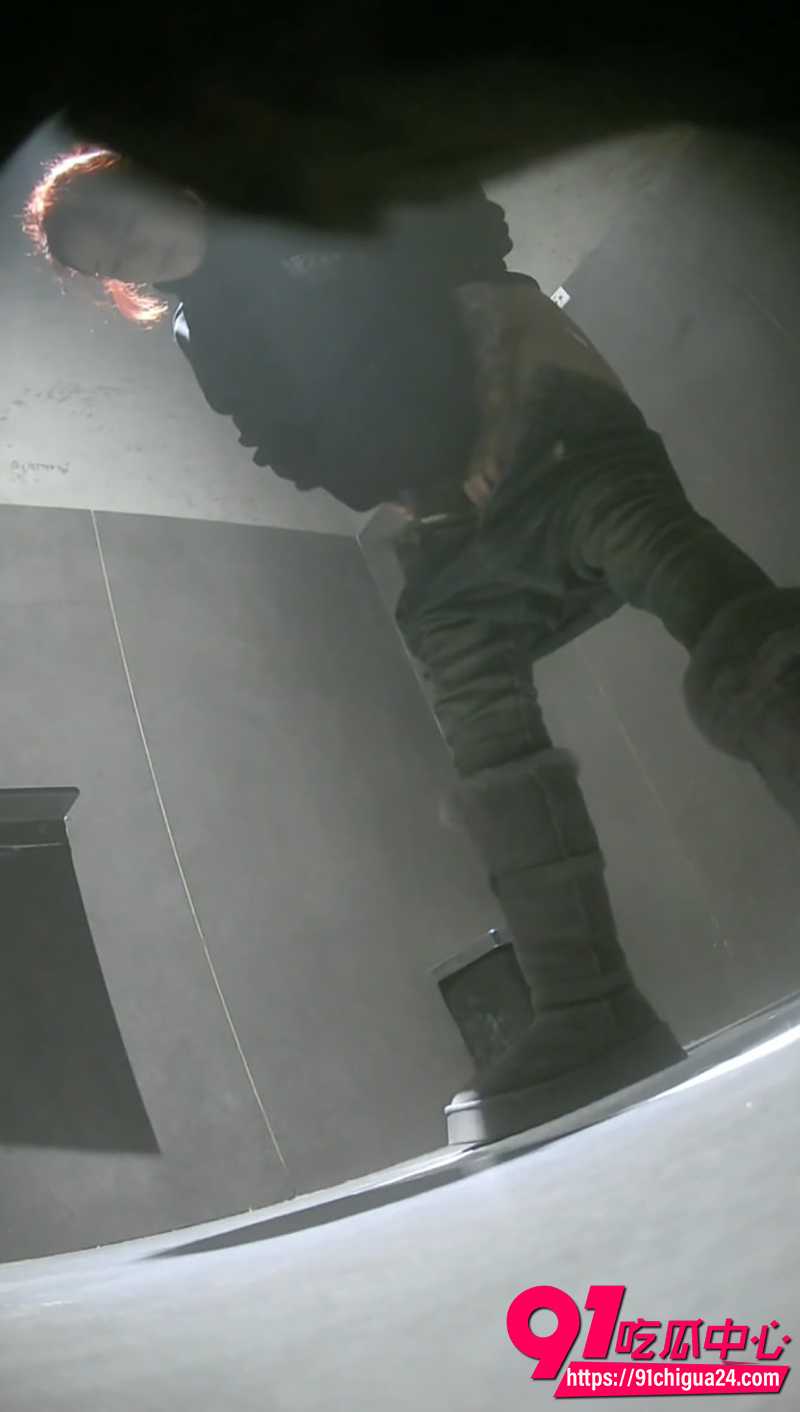 酒吧女厕前景偷拍 5 酒吧女厕前景偷拍 5