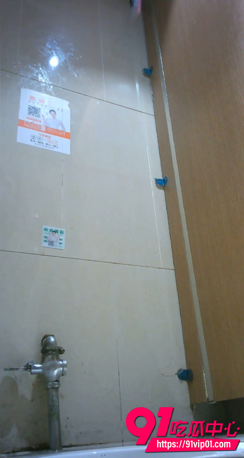 商场女厕全景偷拍视频流出 两位极品少妇是放尿被隐藏摄像头完美记录 人美BB更美