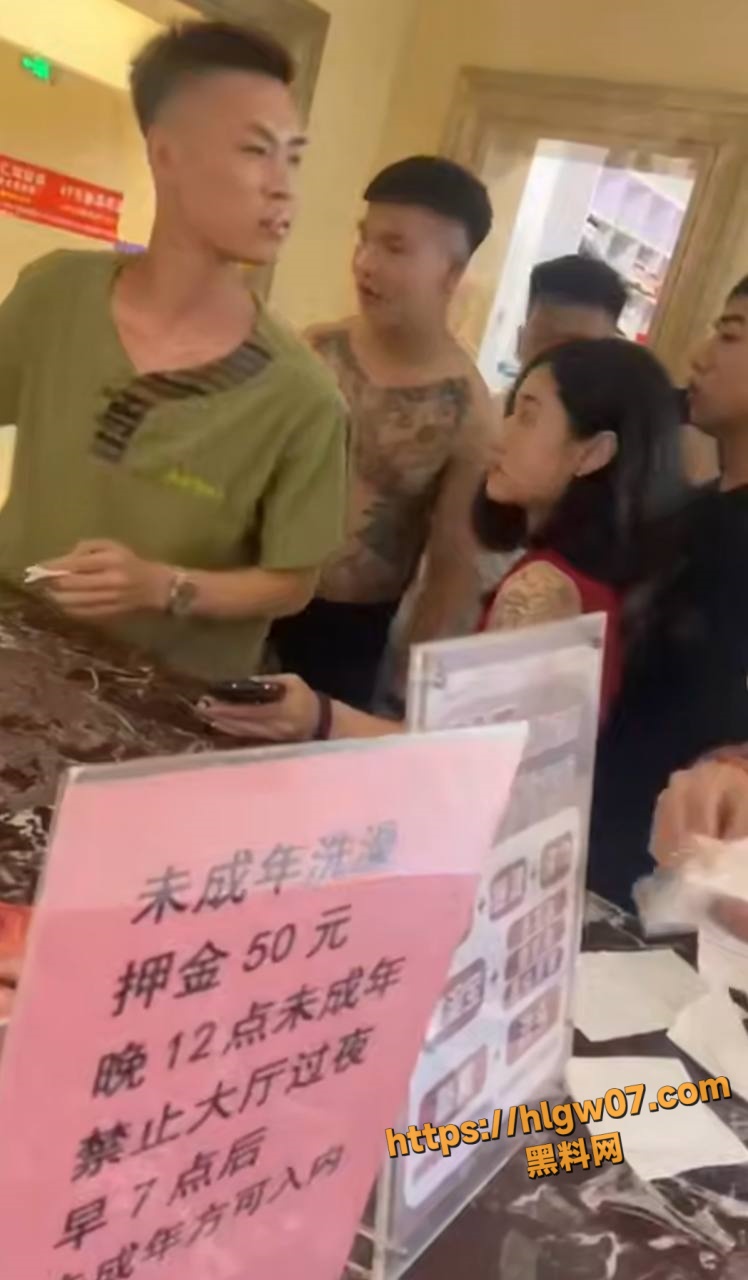 只因为在人群中多看了你一眼 然后就被打成狗 洗浴中心精神小伙无故群殴一小伙！