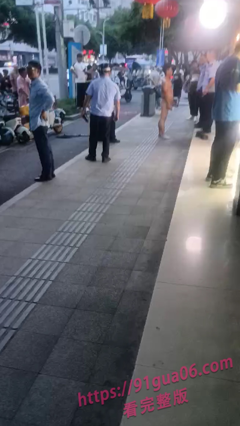 浙江瑞安男子裸爬视频曝光 疑似嫖娼被抓发疯装精神病人