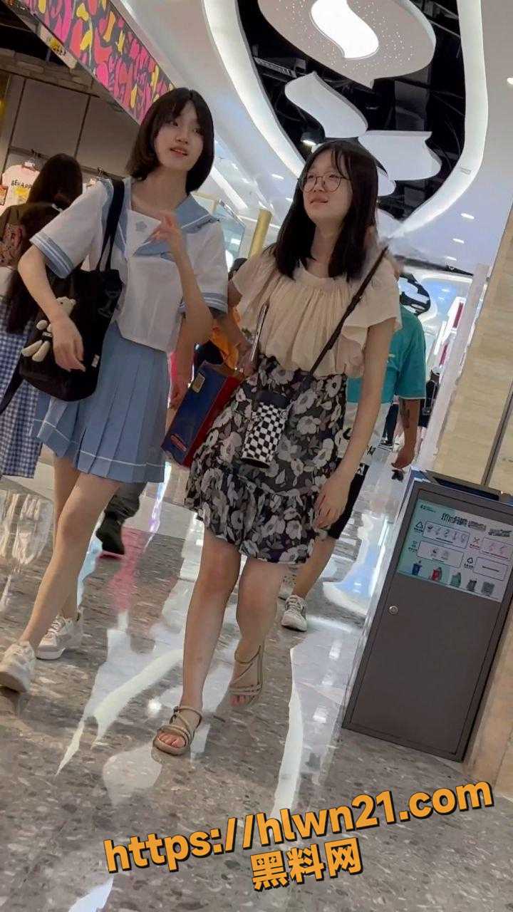 暖气是真好 美女穿得少 KFC最新抄底偷拍 女神少妇学生嫩妹应有尽有 裙底的风光一次看够！