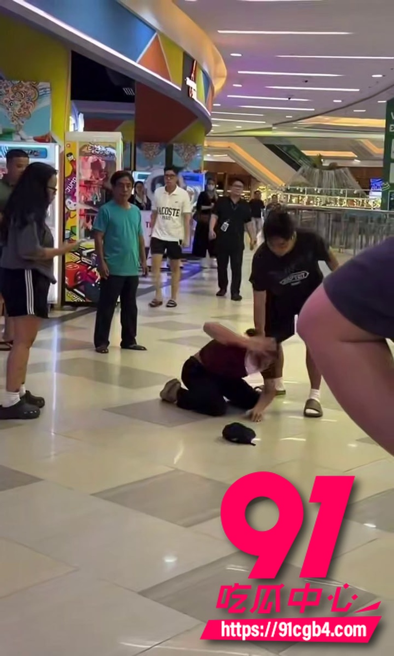 男扮女装厕所偷拍被发现当街暴揍 抄底偷拍群友翻车现场大逼兜打得啪啪响2 男扮女装厕所偷拍被发现当街暴揍 抄底偷拍群友翻车现场大逼兜打得啪啪响2