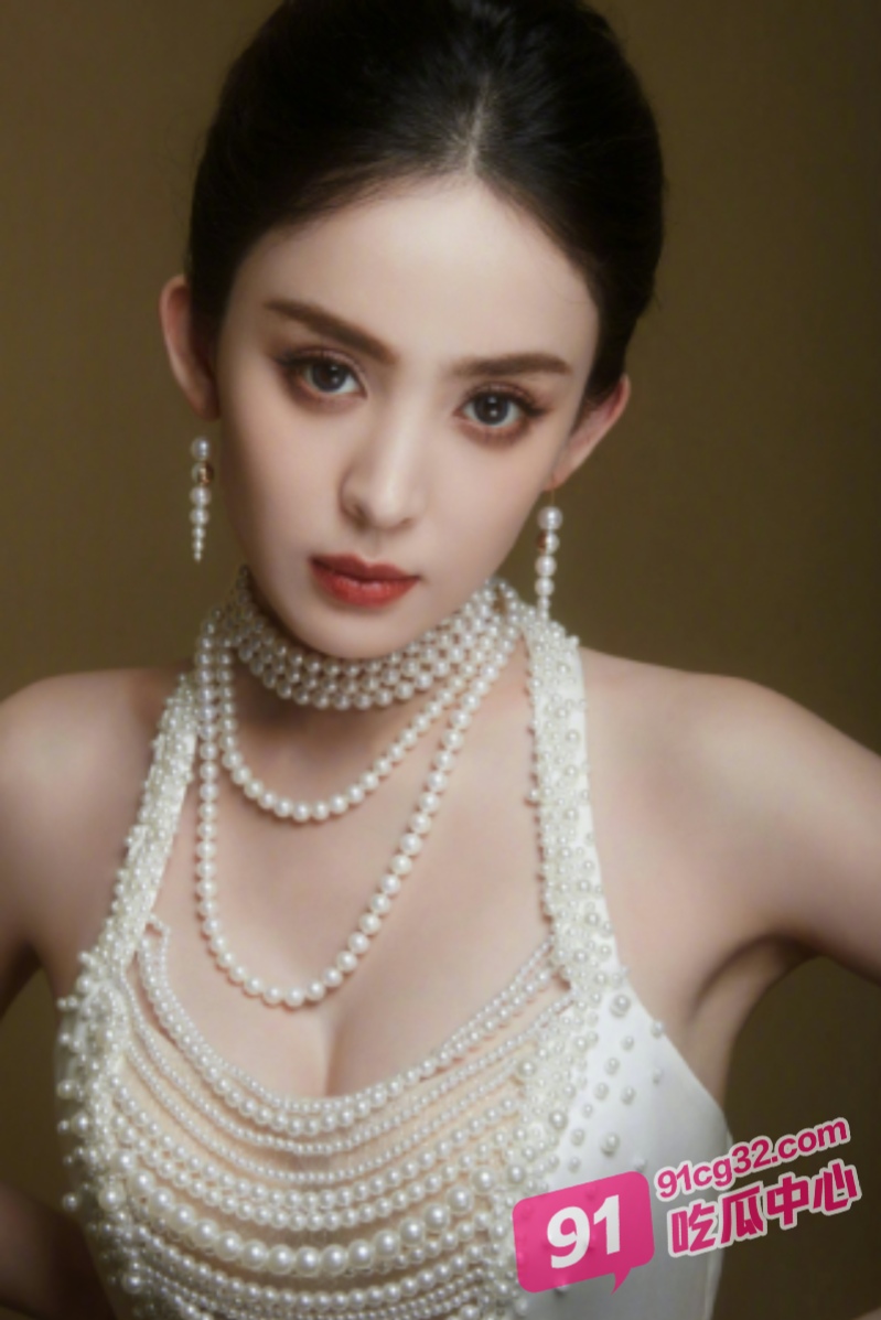 古力娜扎爆改短发女老板 全身涂油瑜伽垫激情做爱！