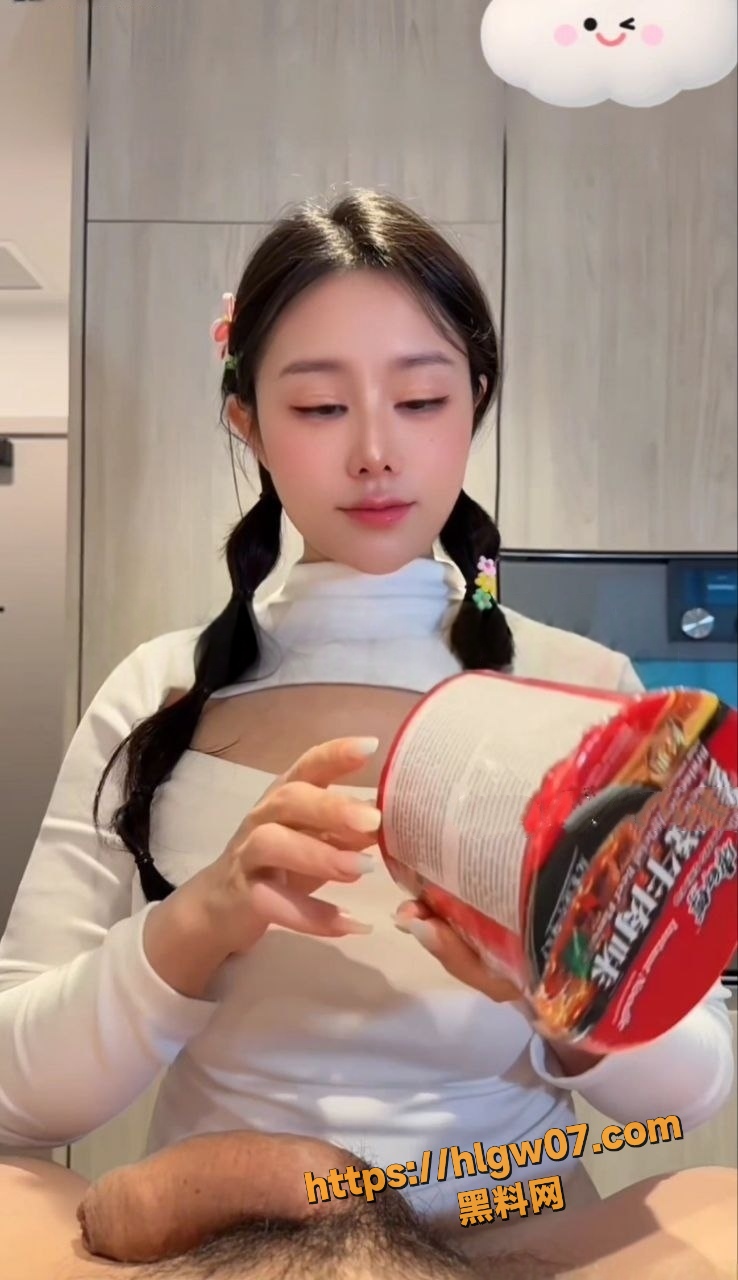 汐梦瑶 超淫荡网黄化身重口味主播 带大家品尝 红烧牛肉鸡吧面 果然有味道的鸡吧更好吃!