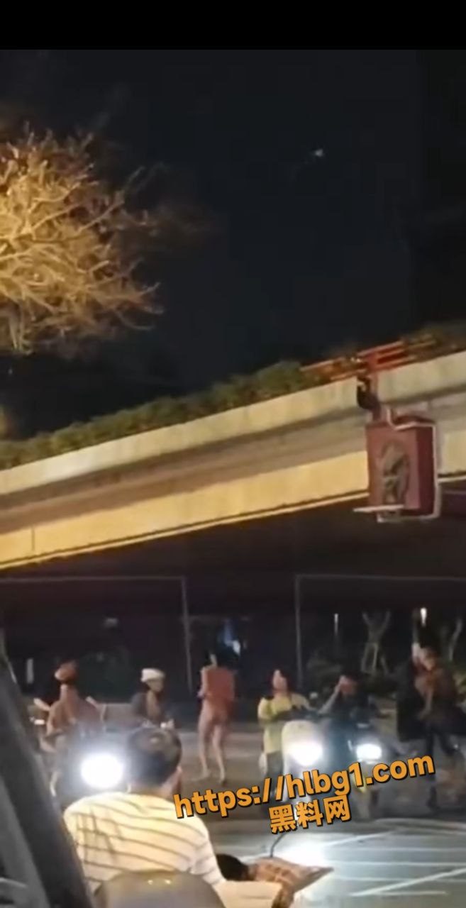 这个世界怎么了？高校体育生情感上受刺了激裸体狂奔 不料警察追都追不上 堪称年度最辣眼事件！