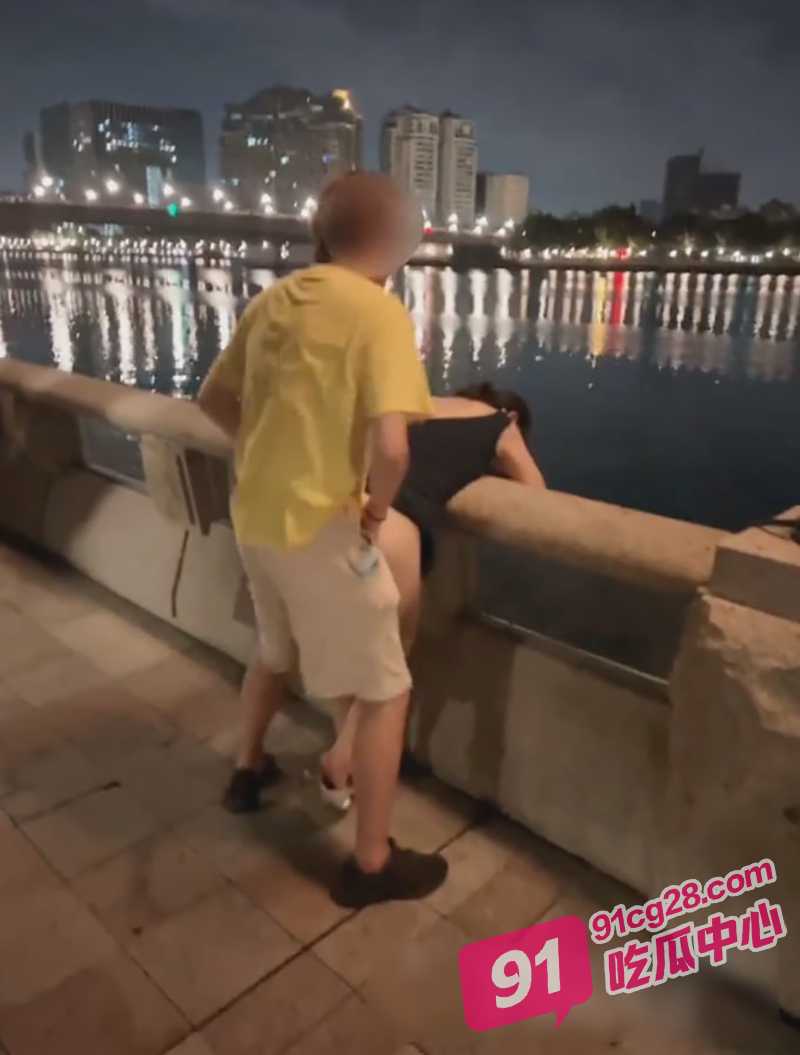 绿帽界天花板 宇宙的琴弦广州小蛮腰野战 让单男爆操老婆！ 配图2
