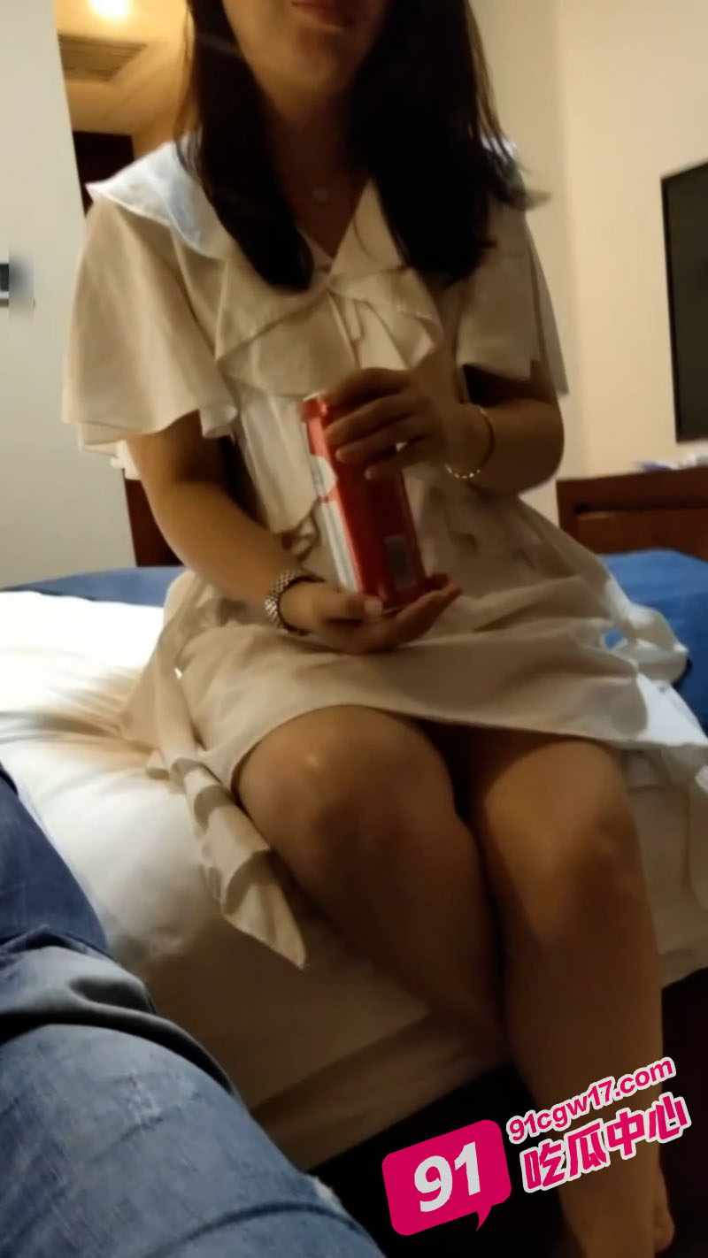网黄胡子哥与醉酒极品少妇性爱私拍流出 激情肉搏至高潮迭起！
