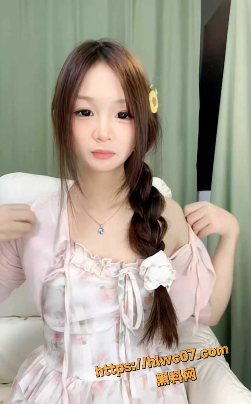 推特福利姬 小坏同学 作为大二学妹因缺钱下海直播 贫乳裸舞合集诱惑满满