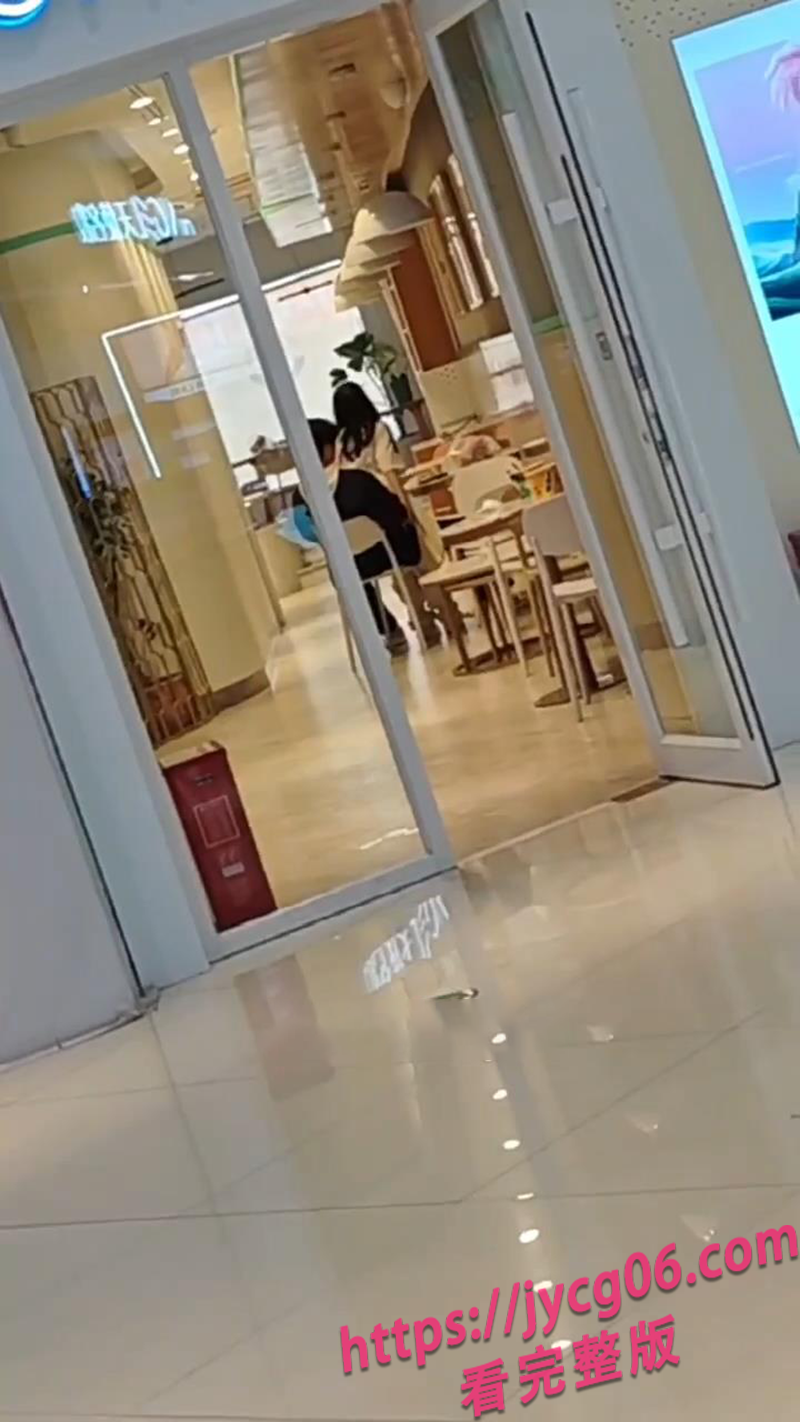 湖南长沙宁乡商场现饥渴情侣！蛋糕店内放肆开干不顾他人眼光！ 配图5