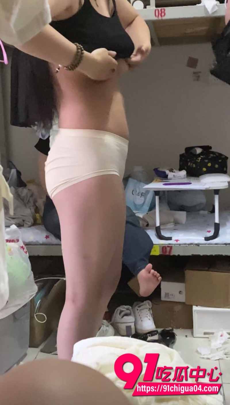 重磅流出!学生宿舍偷拍舍友 !原档2 重磅流出!学生宿舍偷拍舍友 !原档2
