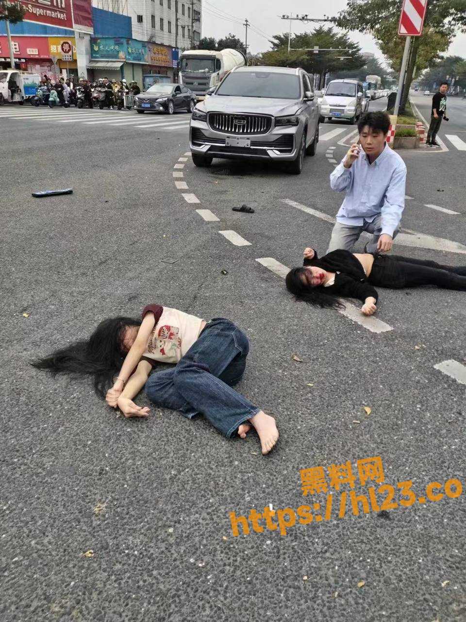 好姐妹一起“双飞”脚踏电瓶横穿斑马线之际上演鬼探头遭小车撞飞！美女当场倒地不起～