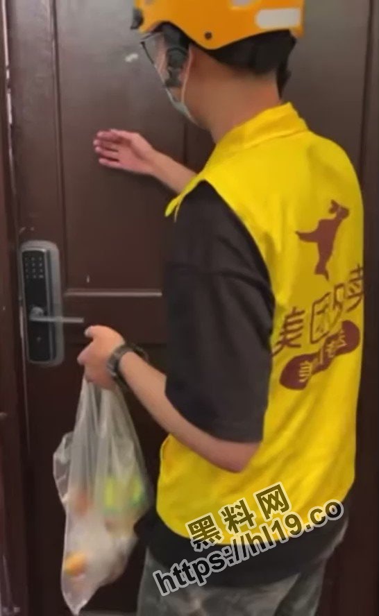 新乡的外卖小哥艳遇小母狗发情～送单外卖还能捡到母狗吃鸡吧？