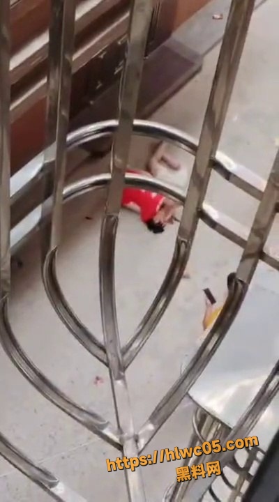 子孩与父母激烈争吵被赶出家门 情绪崩溃直接跳楼 家庭教育悲剧刷爆全网