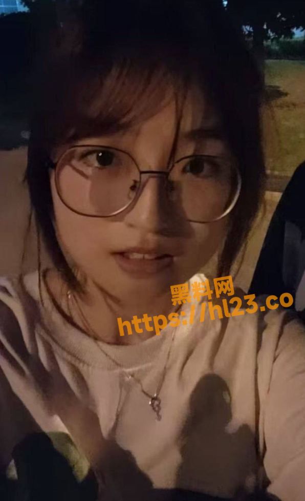 柳州职业技术学院学妹 韦闫妮 在校期间私生活混乱！多次与学长在外通宵开房！一脸清纯模样却极限反差～