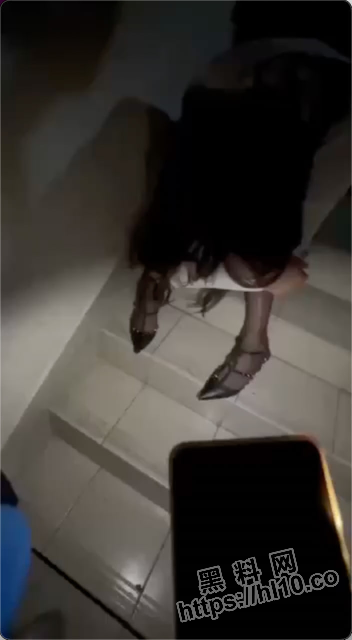 [尸不要乱捡]笑不活了家人们！在楼道捡尸捡到个美女带到酒店一操没想到屌都比自己大！