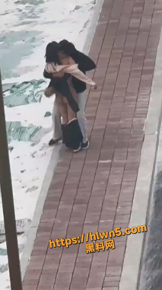 东北某学校大冬天雪地惊现裸女 和男友闹脾气一言不合就脱光！妹子你这思维有点惊奇呢