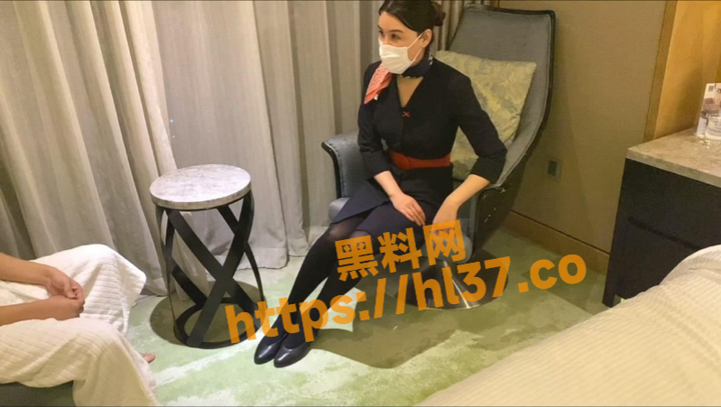 传媒公司老板飞机上搭讪搭讪东航空姐！下班后来酒店赴约给老板各种操爱口爆！