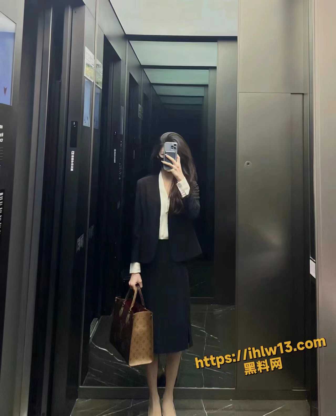 我是一个女性白领 也是一个色女 最喜欢潜规则刚刚到公司来的帅哥下属了！ 配图