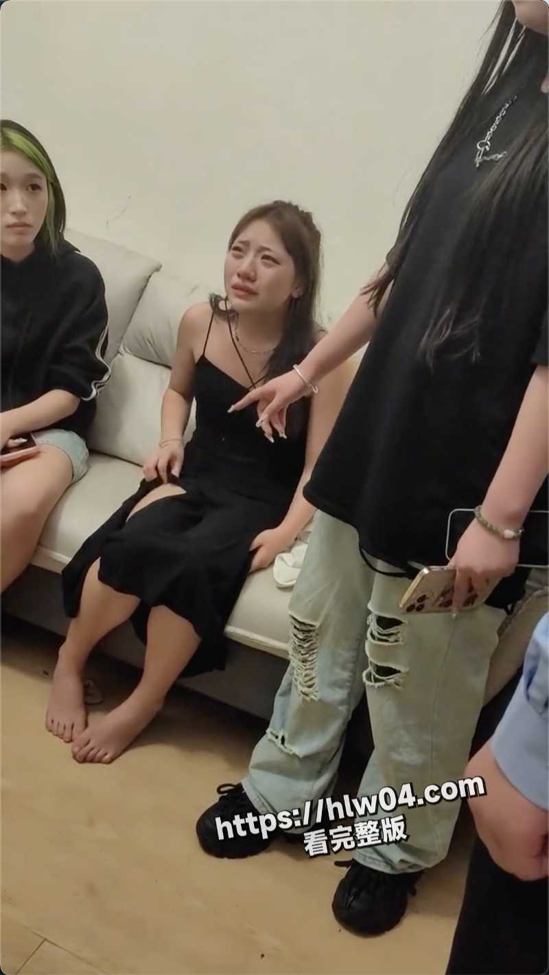 小姐姐现场直播被操到报警 梨花带雨的哭着说他太强了 潮吹喷水无法承受肉棒带来的刺痛