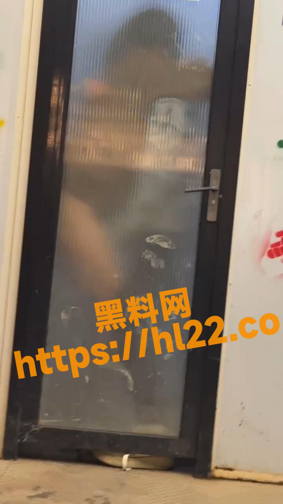 吃瓜现场又一优衣库事件，吉林长春YSL店试衣间内，两人做着不可描述的事，半透明的玻璃出卖了一切。