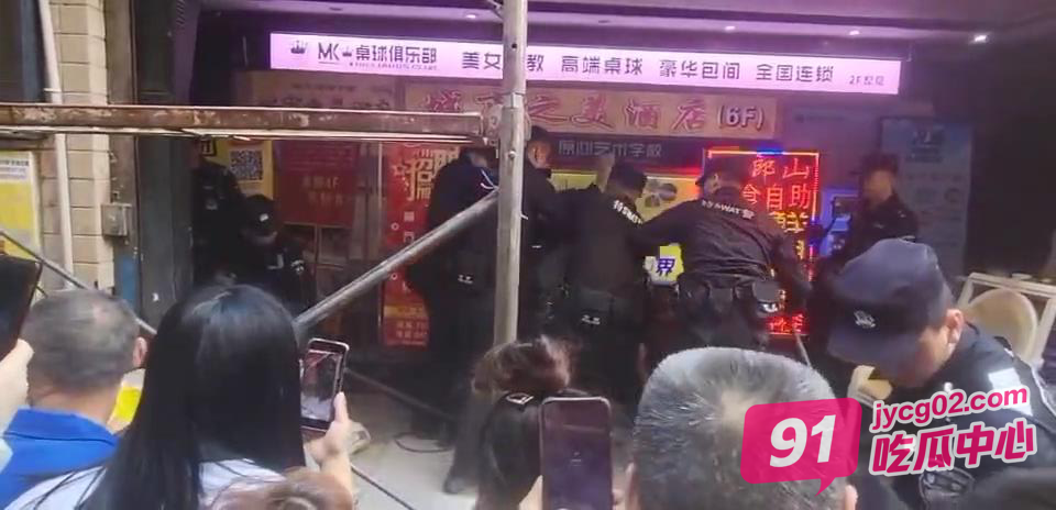 四川绵阳“小事化大”事件 脑热和警察上手？抱歉父子一起戴手铐~ 配图5