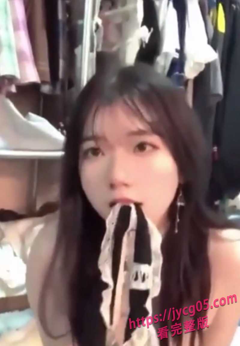 学生情侣激情翻车!宿舍自拍互动流出 反差女友玩得太野了!