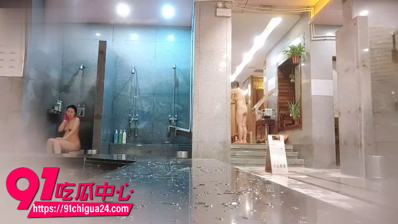 保洁大妈随身携带针孔摄像头偷拍女澡堂内部洗澡画面3