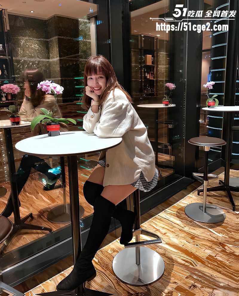网友独家曝光 约炮大神酒店约操巨乳幼师 2