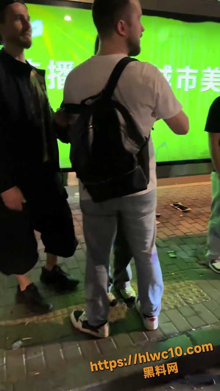 北京三里屯 深夜街头一拖二 女生在两个外籍男之间风骚流转 现场画面引发热议